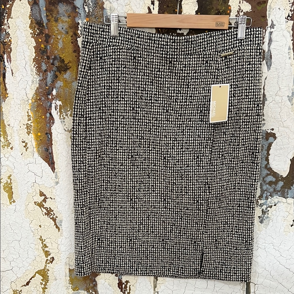 Elegant Black and White Houndstooth Skirt